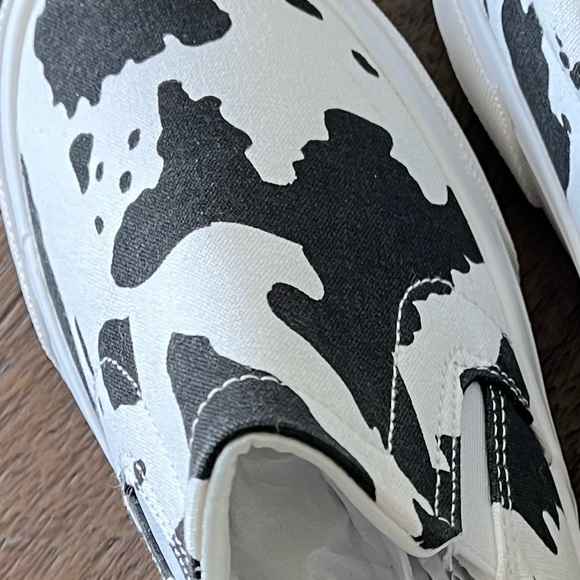 NWT BLACK & WHITE CANVAS COW PRINT SLIP ON SNEAKERS SIZE 7 - Picture 12 of 16